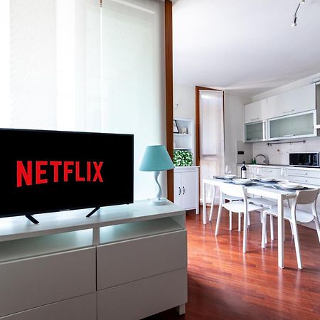 Appartamento Caterina A 5 Minuti Da Milano Fiere E San Siro Con Wifi-Netflix-Free Parking ภายนอก รูปภาพ