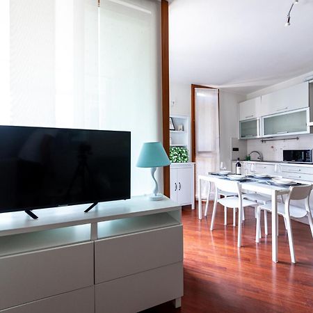 Appartamento Caterina A 5 Minuti Da Milano Fiere E San Siro Con Wifi-Netflix-Free Parking ภายนอก รูปภาพ
