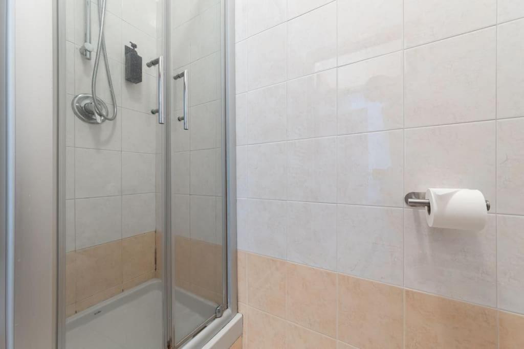 Appartamento Caterina A 5 Minuti Da Milano Fiere E San Siro Con Wifi-Netflix-Free Parking ภายนอก รูปภาพ