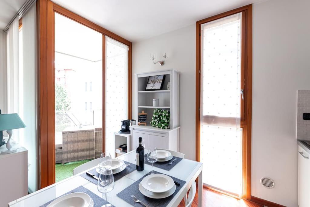 Appartamento Caterina A 5 Minuti Da Milano Fiere E San Siro Con Wifi-Netflix-Free Parking ภายนอก รูปภาพ