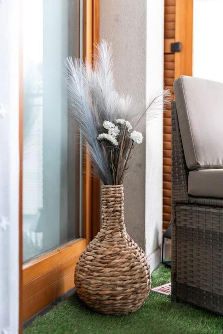 Appartamento Caterina A 5 Minuti Da Milano Fiere E San Siro Con Wifi-Netflix-Free Parking ภายนอก รูปภาพ