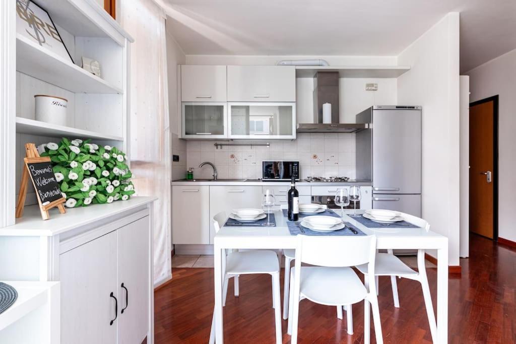 Appartamento Caterina A 5 Minuti Da Milano Fiere E San Siro Con Wifi-Netflix-Free Parking ภายนอก รูปภาพ