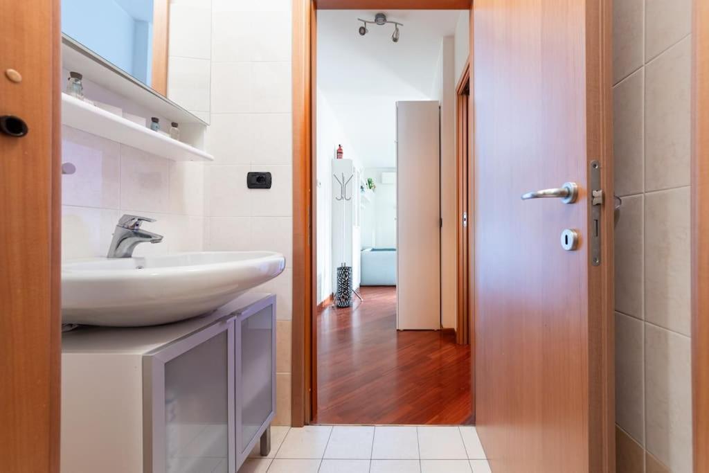 Appartamento Caterina A 5 Minuti Da Milano Fiere E San Siro Con Wifi-Netflix-Free Parking ภายนอก รูปภาพ