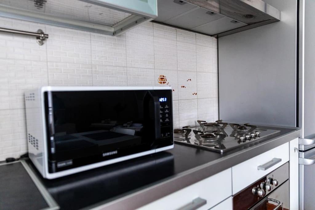 Appartamento Caterina A 5 Minuti Da Milano Fiere E San Siro Con Wifi-Netflix-Free Parking ภายนอก รูปภาพ